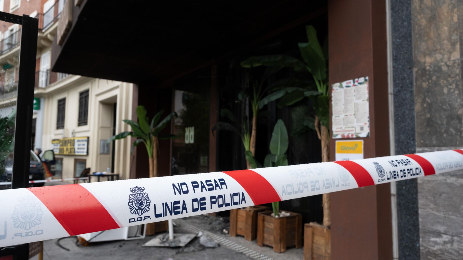 Exterior del restaurant incendiat a Madrid