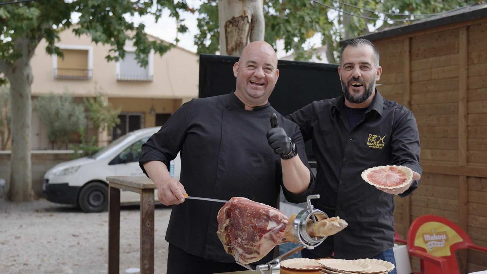 A la fira Utiel Gastronómica descobrirem que tallar bé el pernit és tot un art