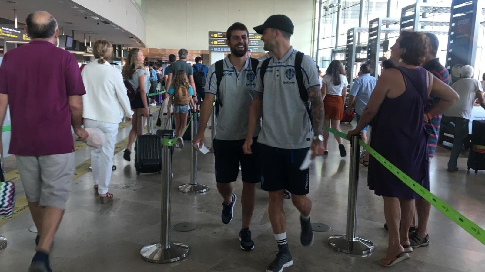 Jugadors del Llevant a l’aeroport de Manises