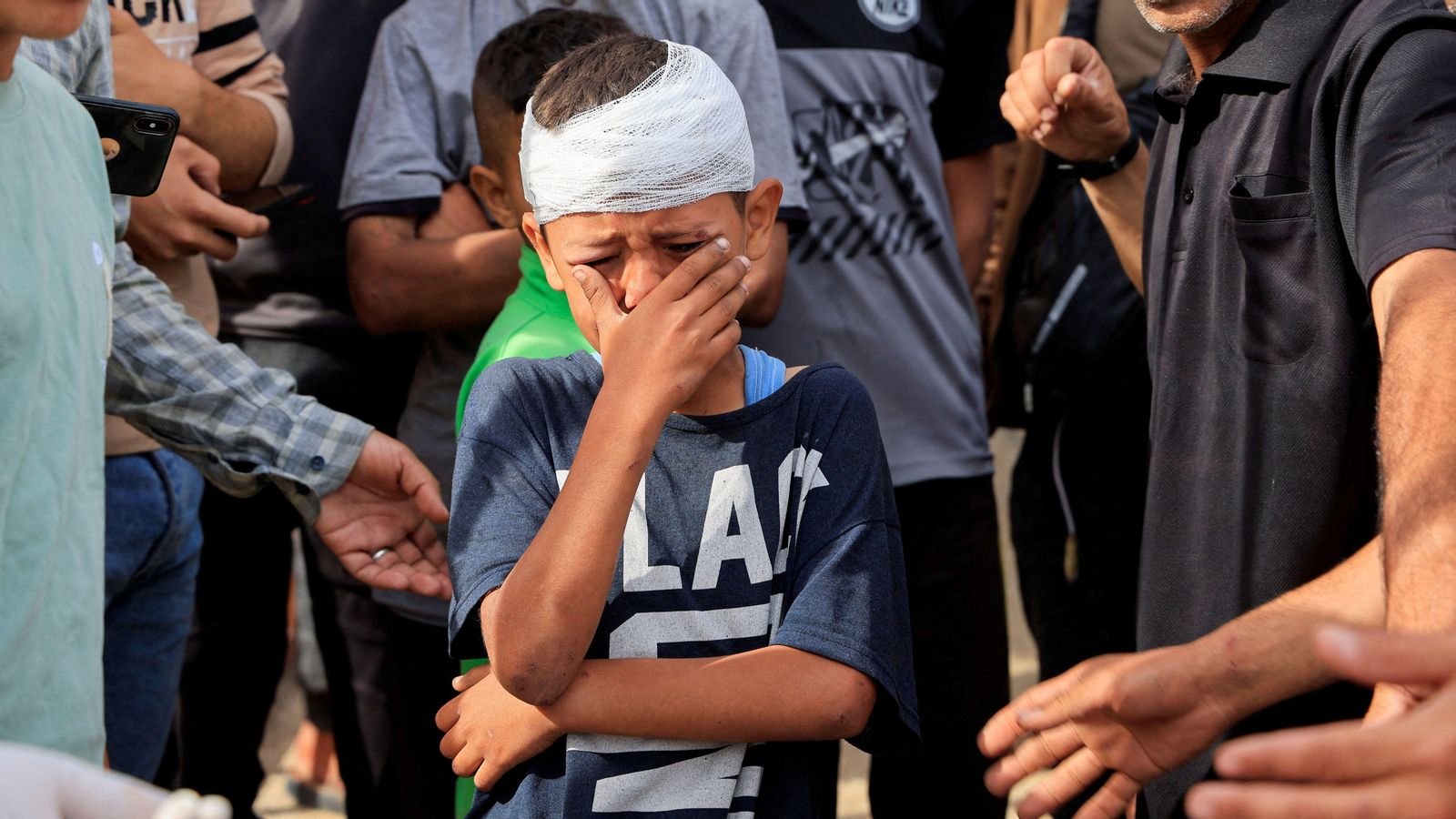 Un xiquet plora la pèrdua de familiars per un atac a de l'exèrcit israelià a Gaza