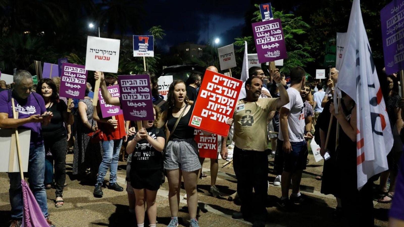 Israelians sostenen pancartes que diuen 'Aquesta casa ens pertany a tots', durant la protesta ahir a Tel-Aviv