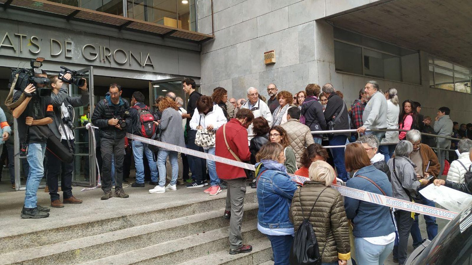 Imatge de les cues per a autoinculpar-se pel 'procés' als jutjats de Girona