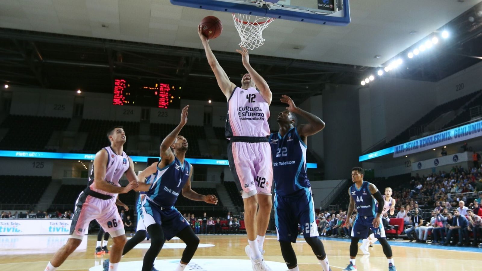 Moment del partit entre el València Basket i el Türk Telekom Ankara
