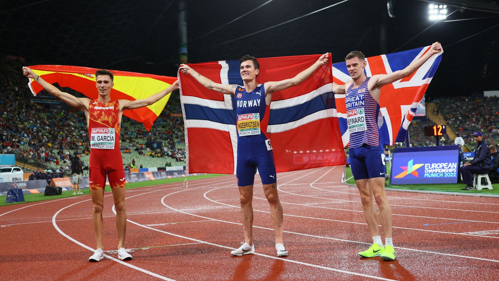 Mario García Romo, amb la bandera espanyola