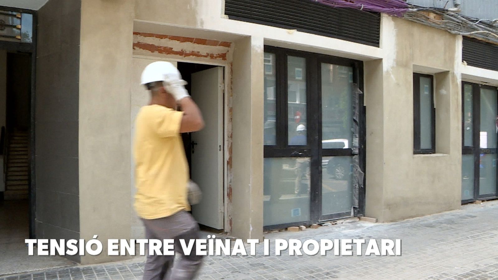 Tensió entre el veïnat i el propietari dels baixos turístics