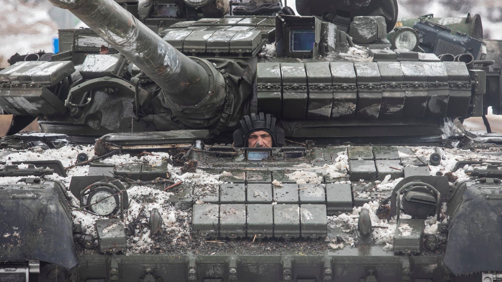 Un militar ucraïnés condueix un tanc als afores de Bakhmut, a la regió de Donetsk, Ucraïna