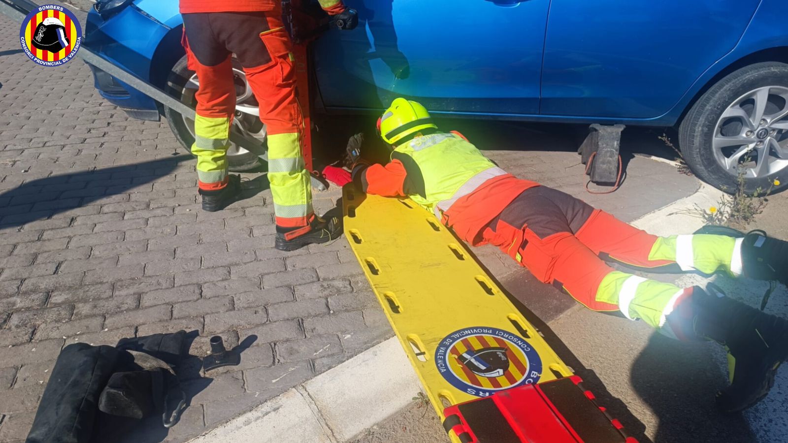 Rescaten el conductor d’un patinet atrapat sota un cotxe en un accident a Torrent