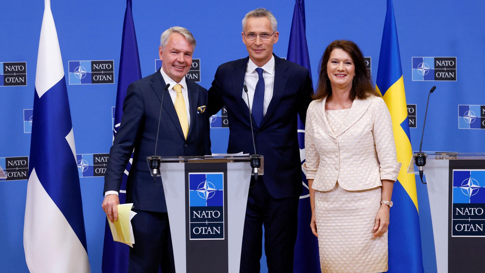 Els ministres d'Assumptes Estrangers de Suècia i Finlàndia, Ann Linde i Pekka Haavisto, amb el secretari general de l'OTAN, Jens Stoltenberg, a Brussel·les, Bèlgica
