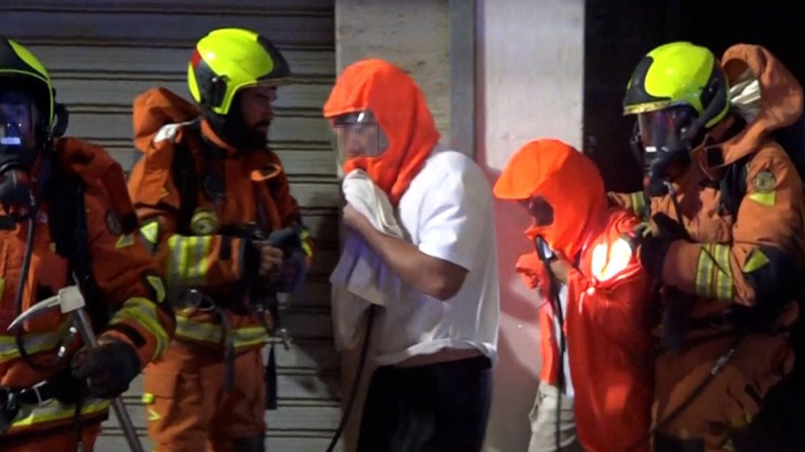 Els bombers evacuen els residents de l'edifici incendiat a Silla