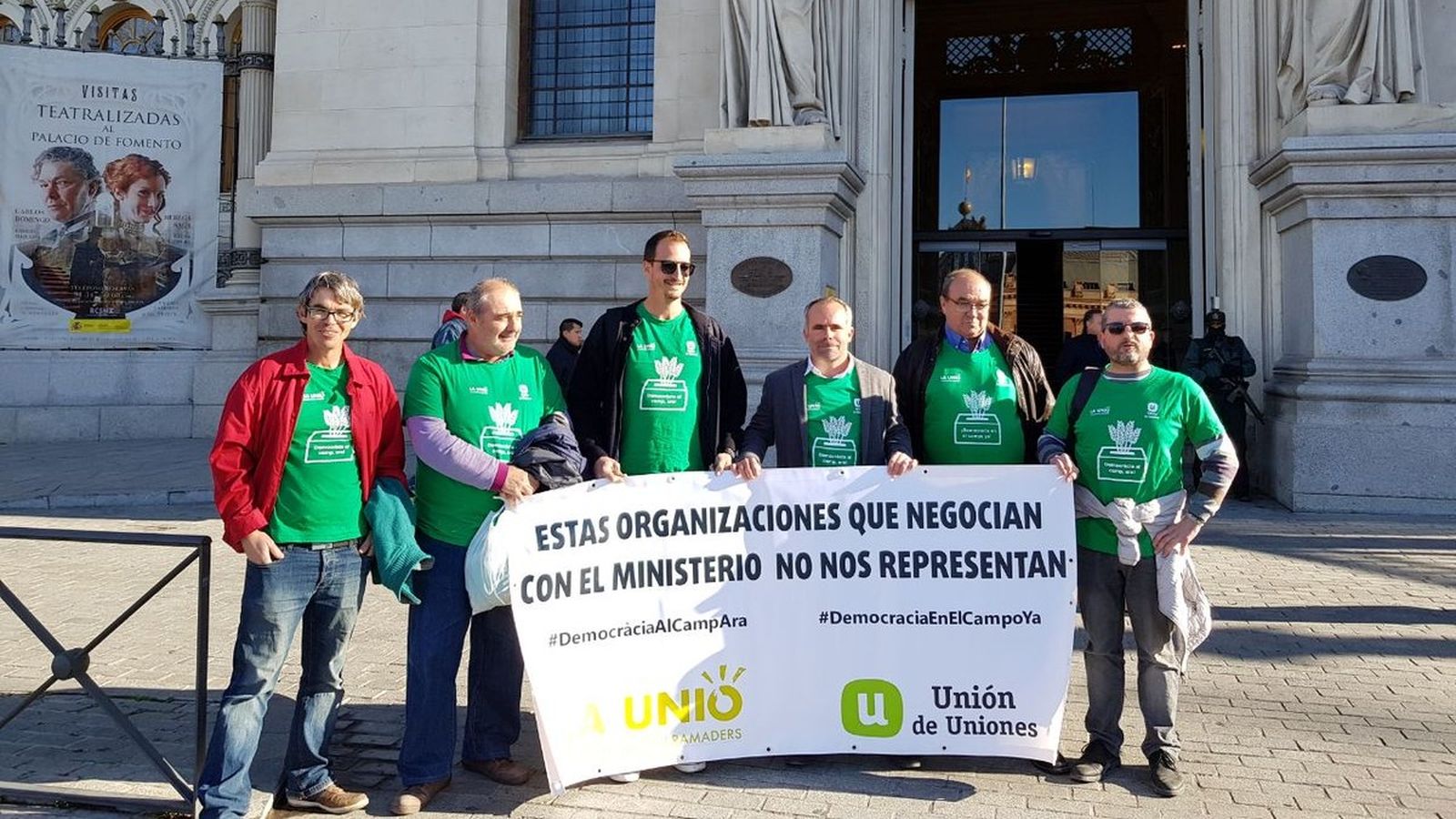 Una representació de la Unió de Llauradors, a la porta del ministeri
