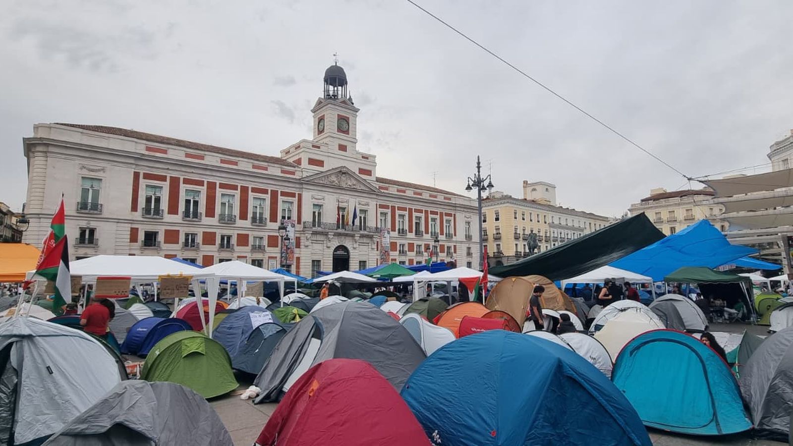 L'acampada de Puerta del Sol, a primera hora d'este dilluns, després de la segona nit