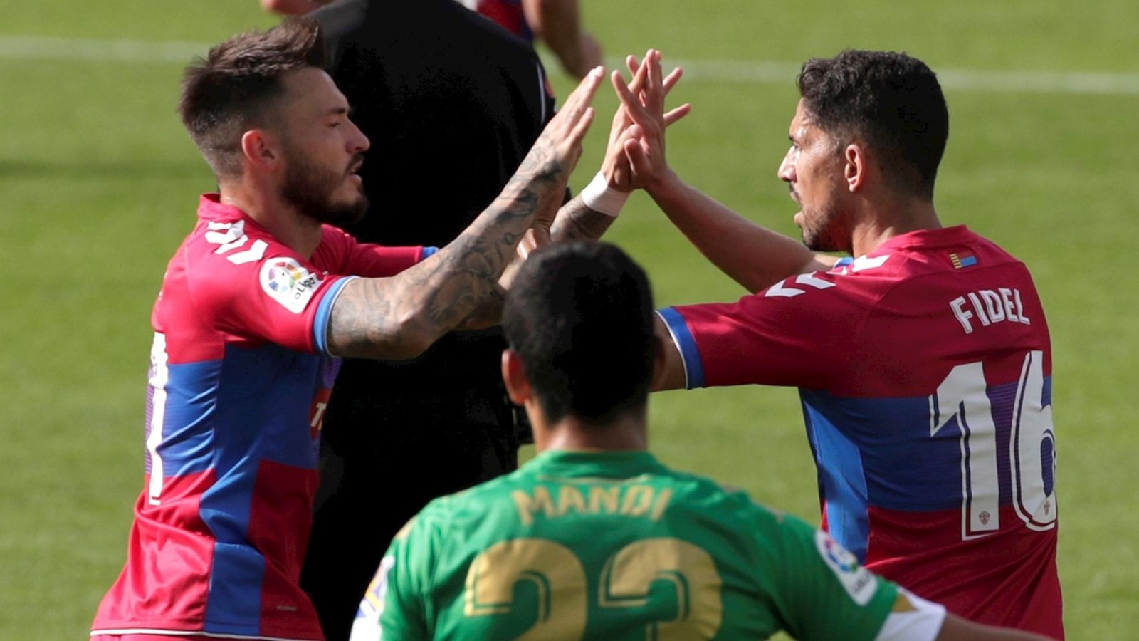Josan i Fidel celebren el gol de l'Elx al Villamarín