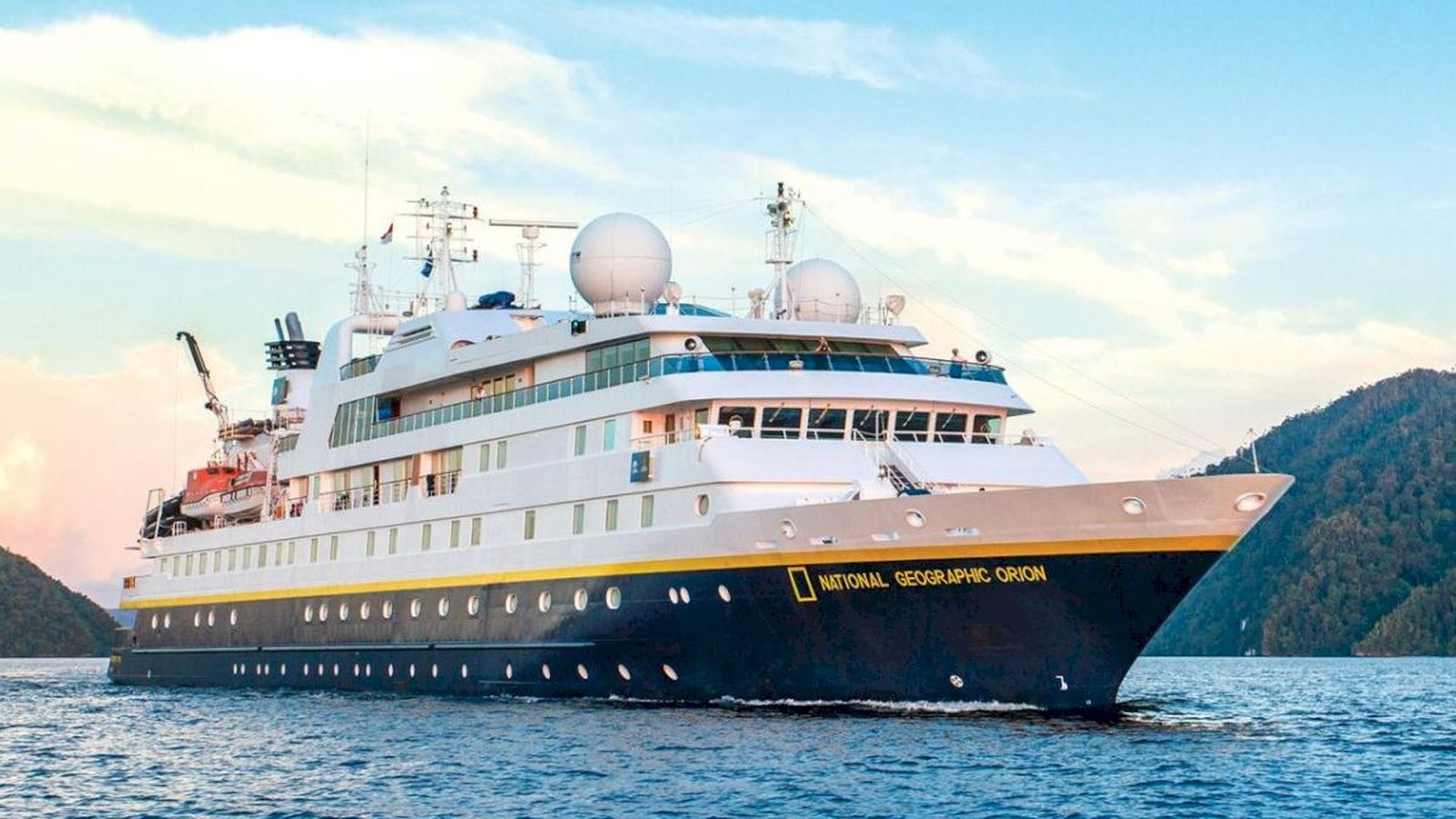 El National Geographic Orion és un vaixell d’expedició orientat a un turisme exclusiu, amb 103 metres d’eslora i capacitat per a 106 passatgers i 75 tripulants
