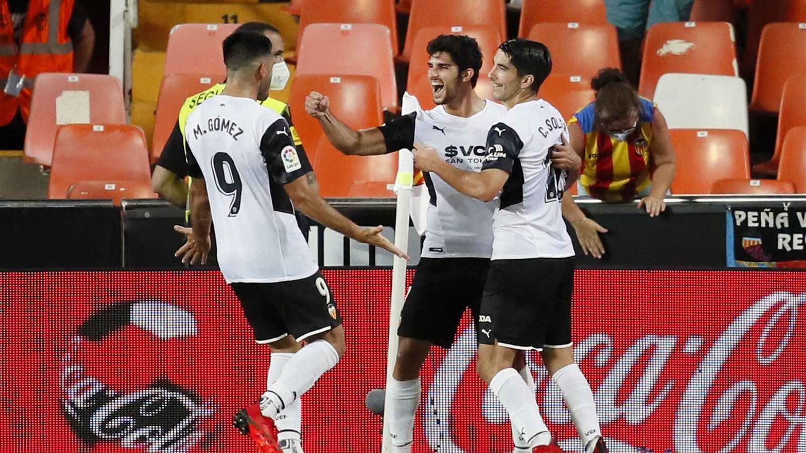 Guedes celebra el tercer gol amb Maxi Gómez i Carlos Soler