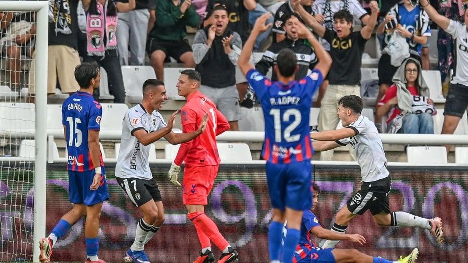 Els jugadors locals celebren el gol del triomf