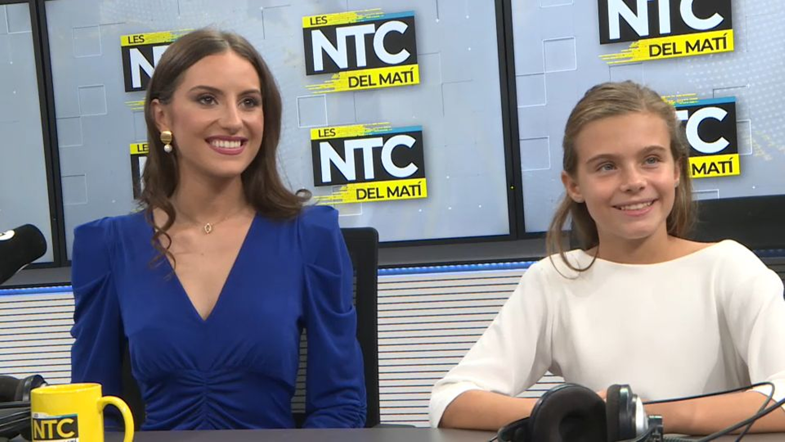 Marina i Maria Estela, falleres majors de València de 2024, en el plató de Les notícies del matí