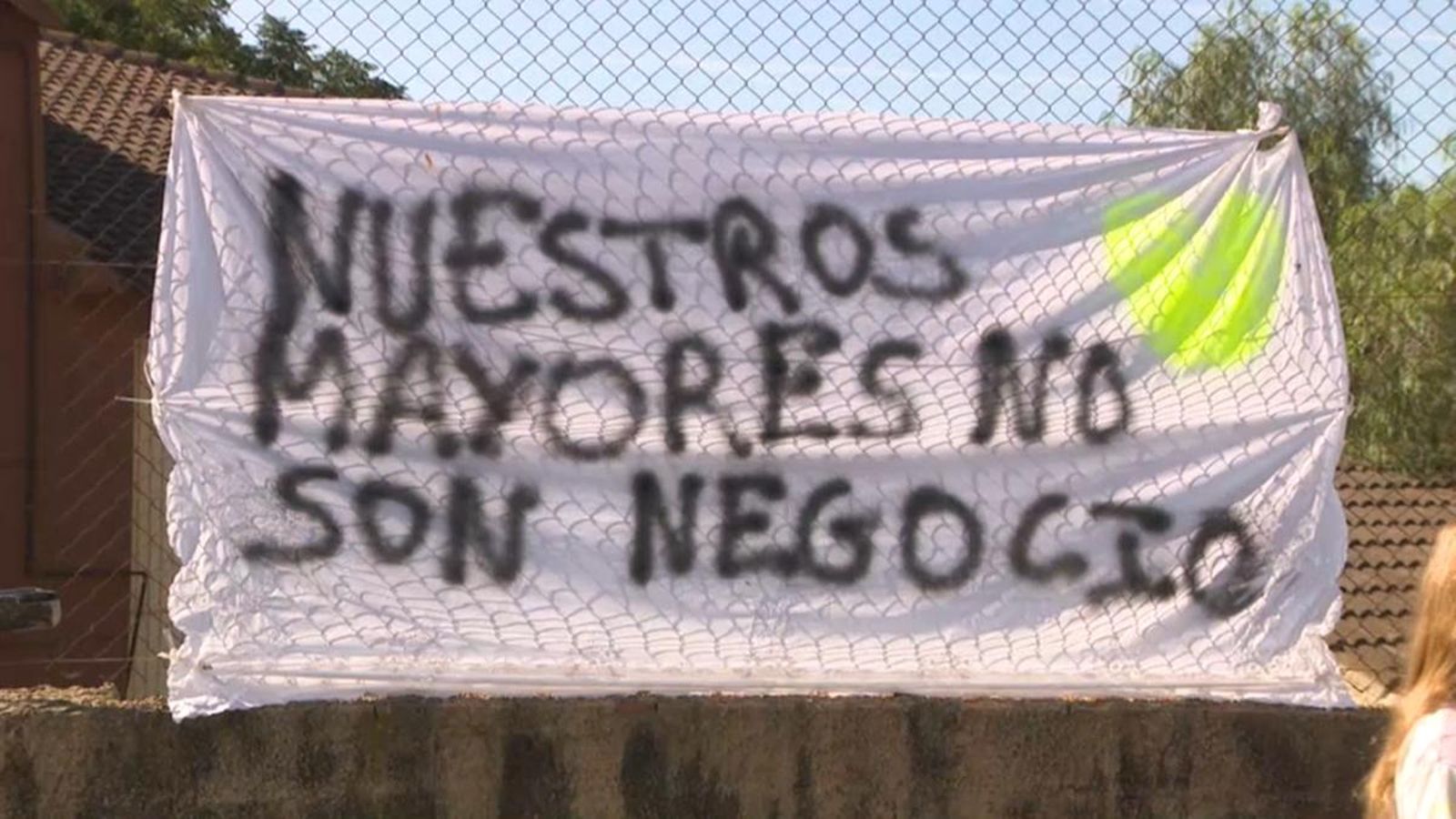 Les famílies han penjat missatges reivindicatius.