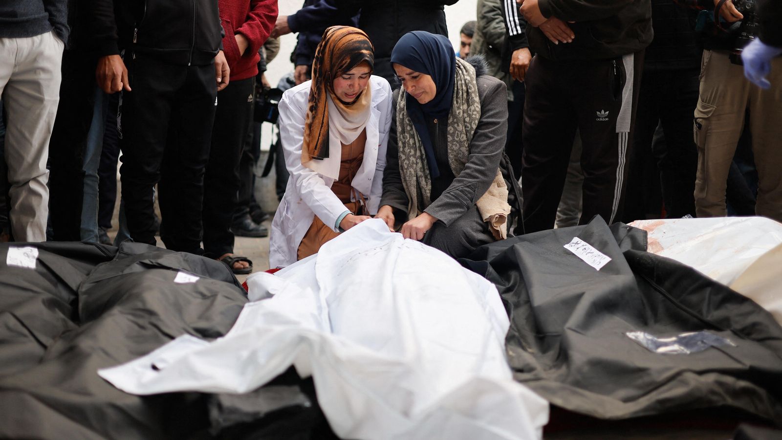 Dues dones ploren els familiars morts en un dels atacs aeris d'Israel sobre Rafah