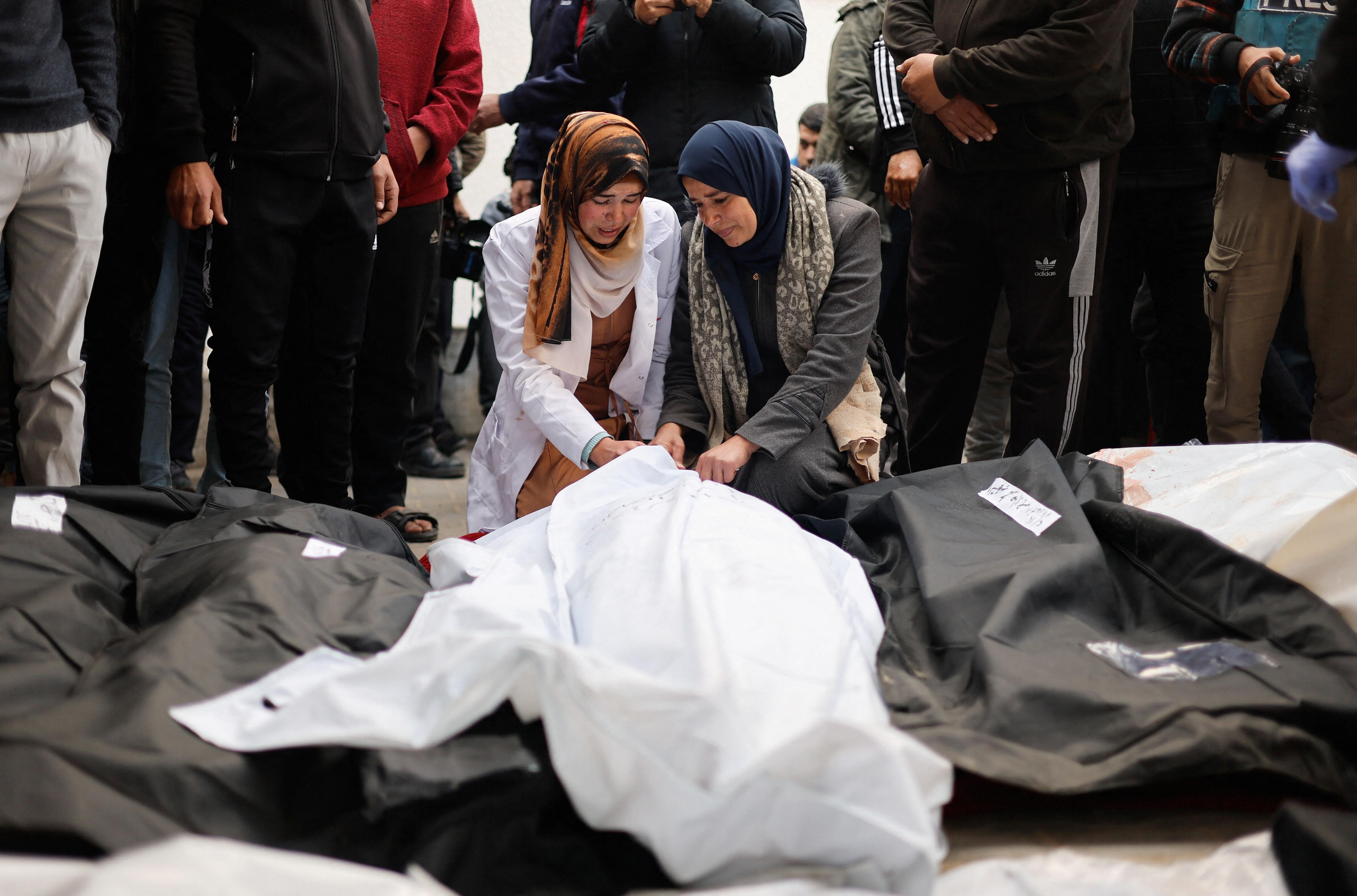 Dues dones ploren els familiars morts en un dels atacs aeris d'Israel sobre Rafah