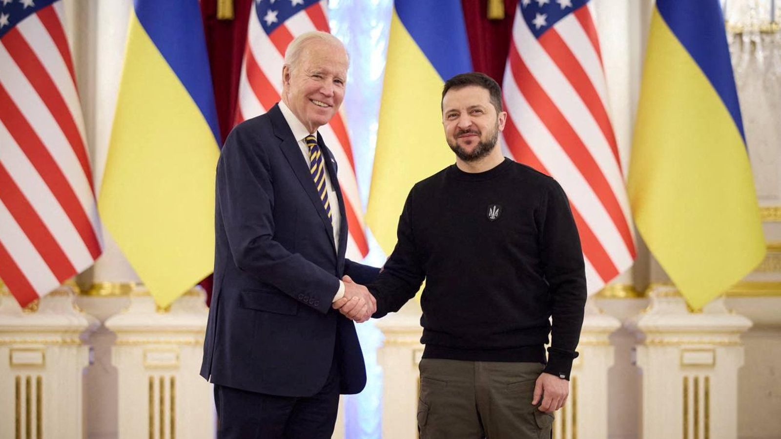 Els presidents els Estats Units i Ucraïna, Joe Biden i Volodímir Zelenski es donen la mà abans d'una reunió a Kíiv, aquest dilluns