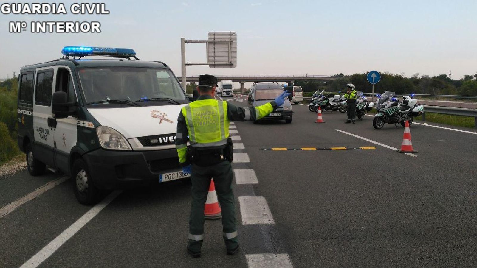 Un control de la Guàrdia Civil de Trànsit en una autovia, en una imatge d'arxiu