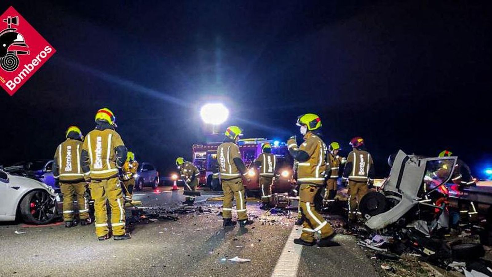 Intervenció dels bombers en l'accident de l'AP-7 a Benissa