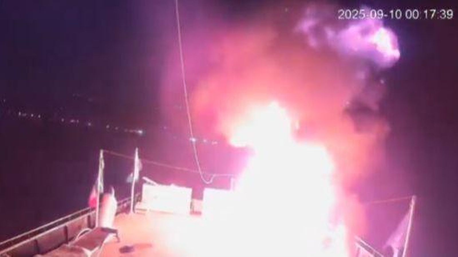 En imatge, l'incendi causat pel segon atac amb dron a un vaixell de la flotilla