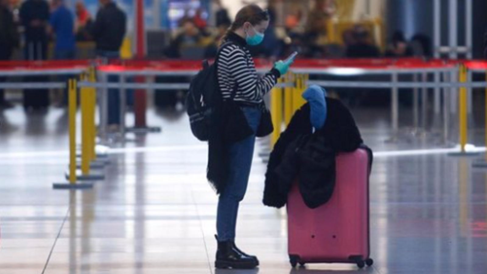 Una jove fa cua per a facturar en una imatge d'arxiu