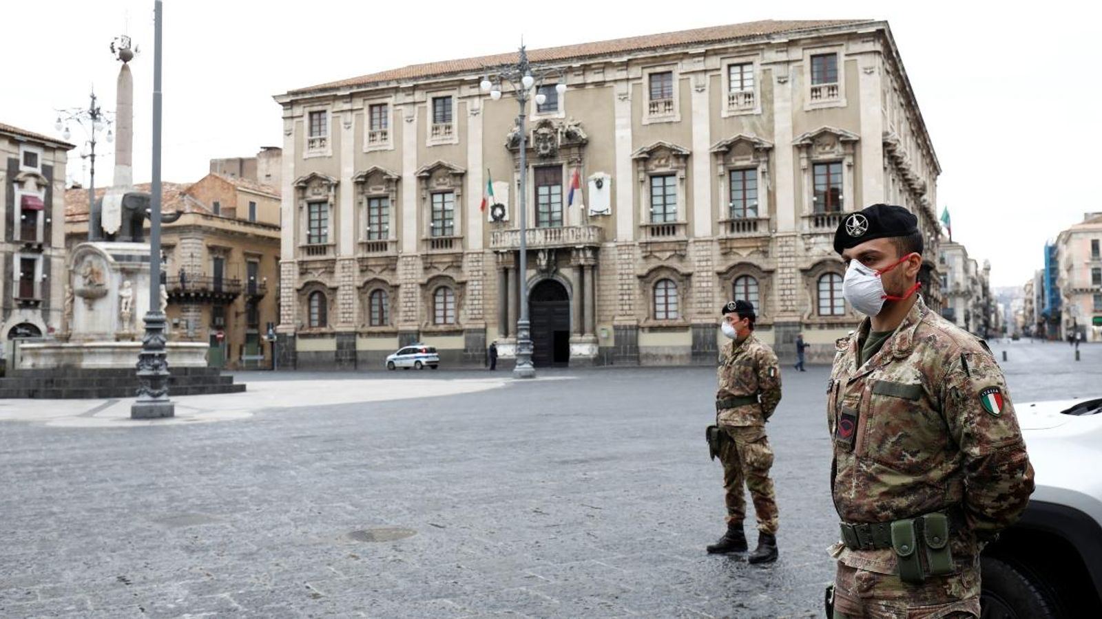 Membres d'exèrcit que duen màscares protectores a Catània, Itàlia