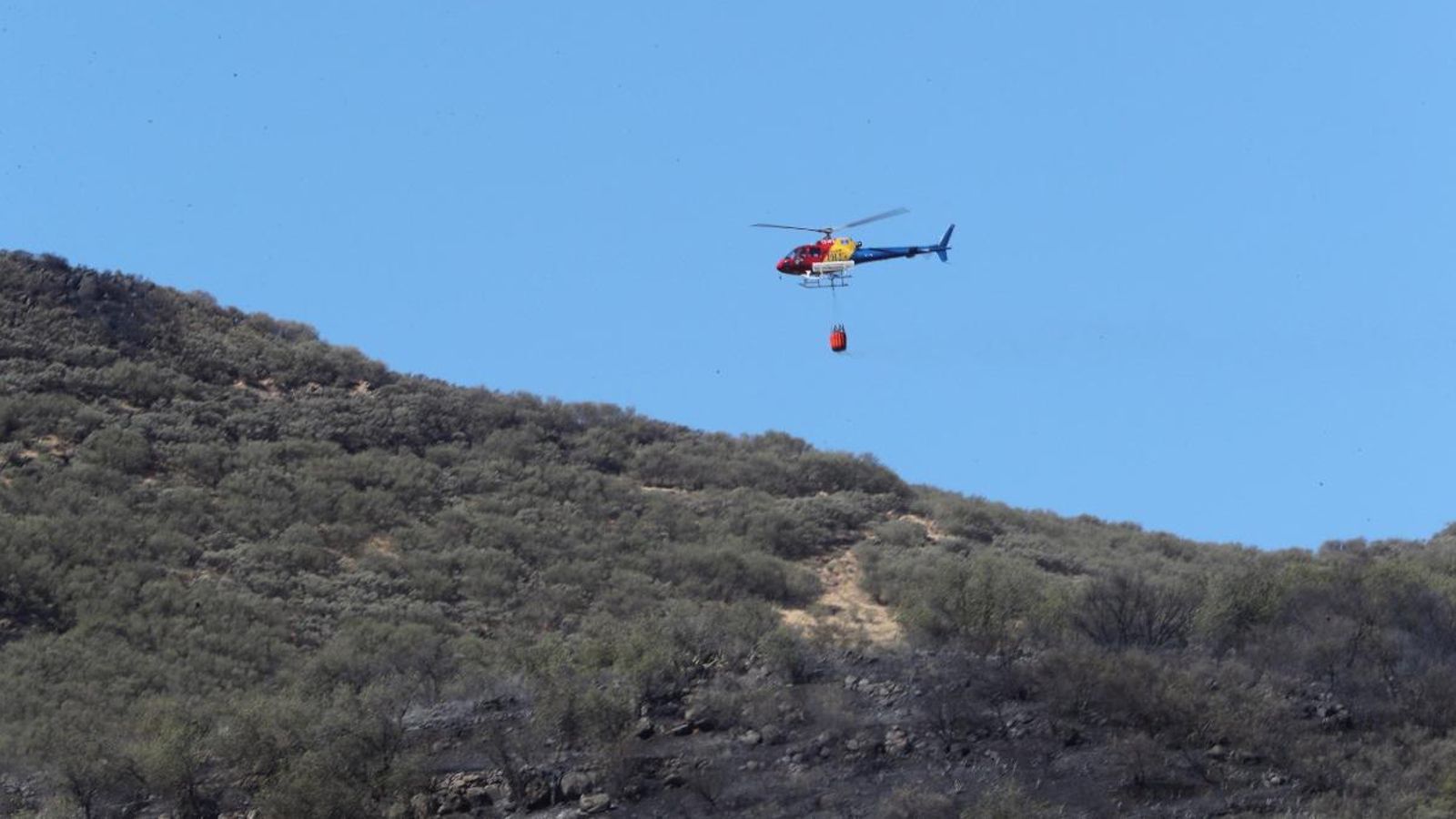 Un dels helicòpters que treballa en l'extinció de l'incendi a Gran Canària