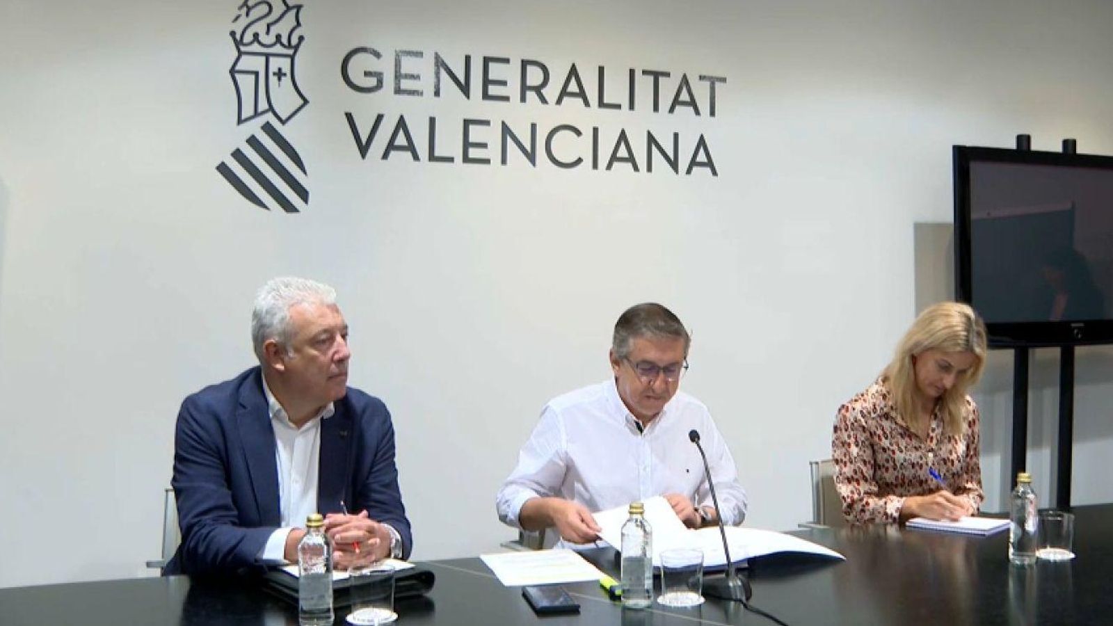 El conseller Rovira (centre) durant la roda de premsa d'aquest dijous