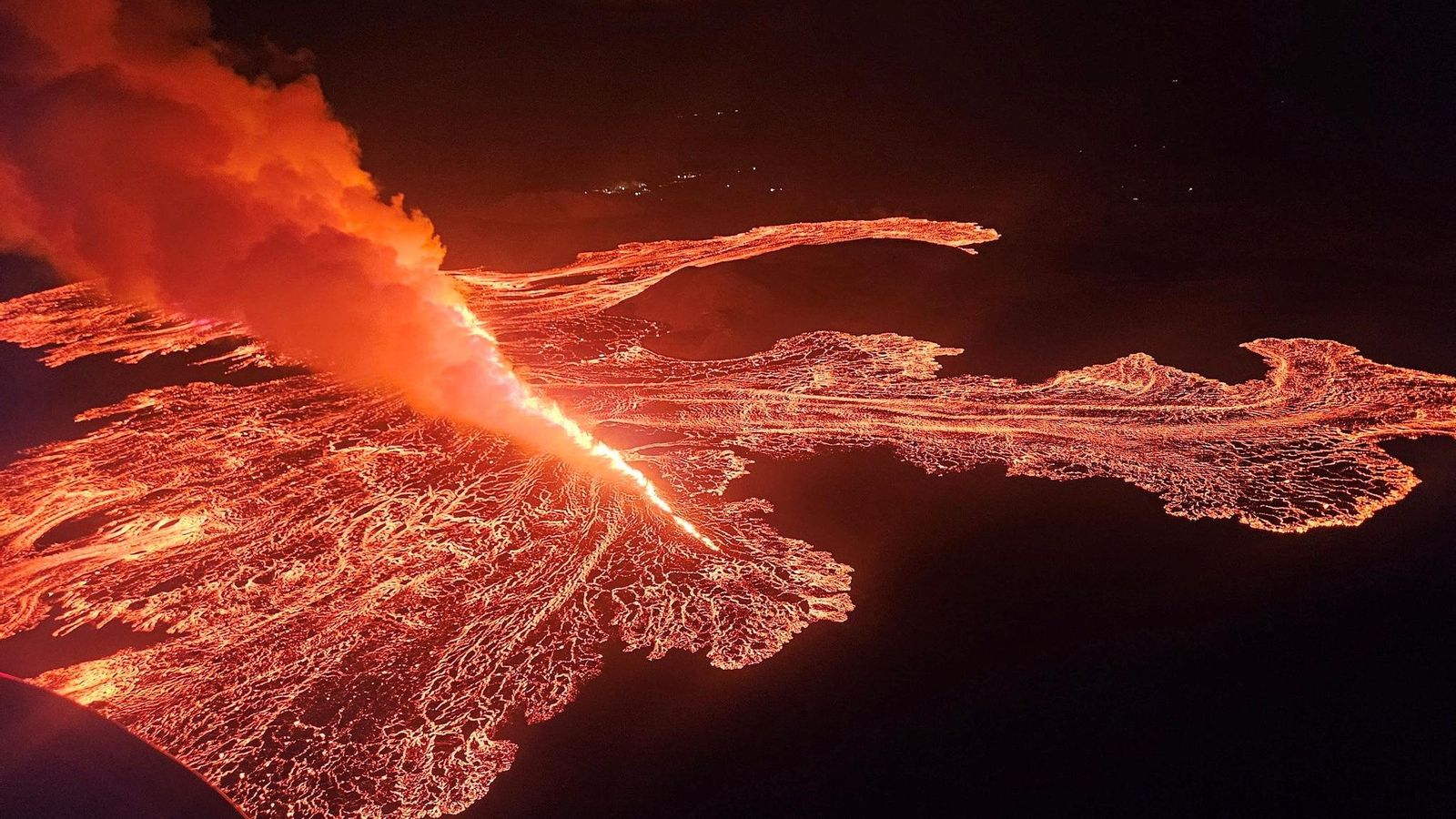 El volcà de la península de Reykjanes, uns 30 km al sud-oest de Reykjavík, en una imatge de la nit de dimecres