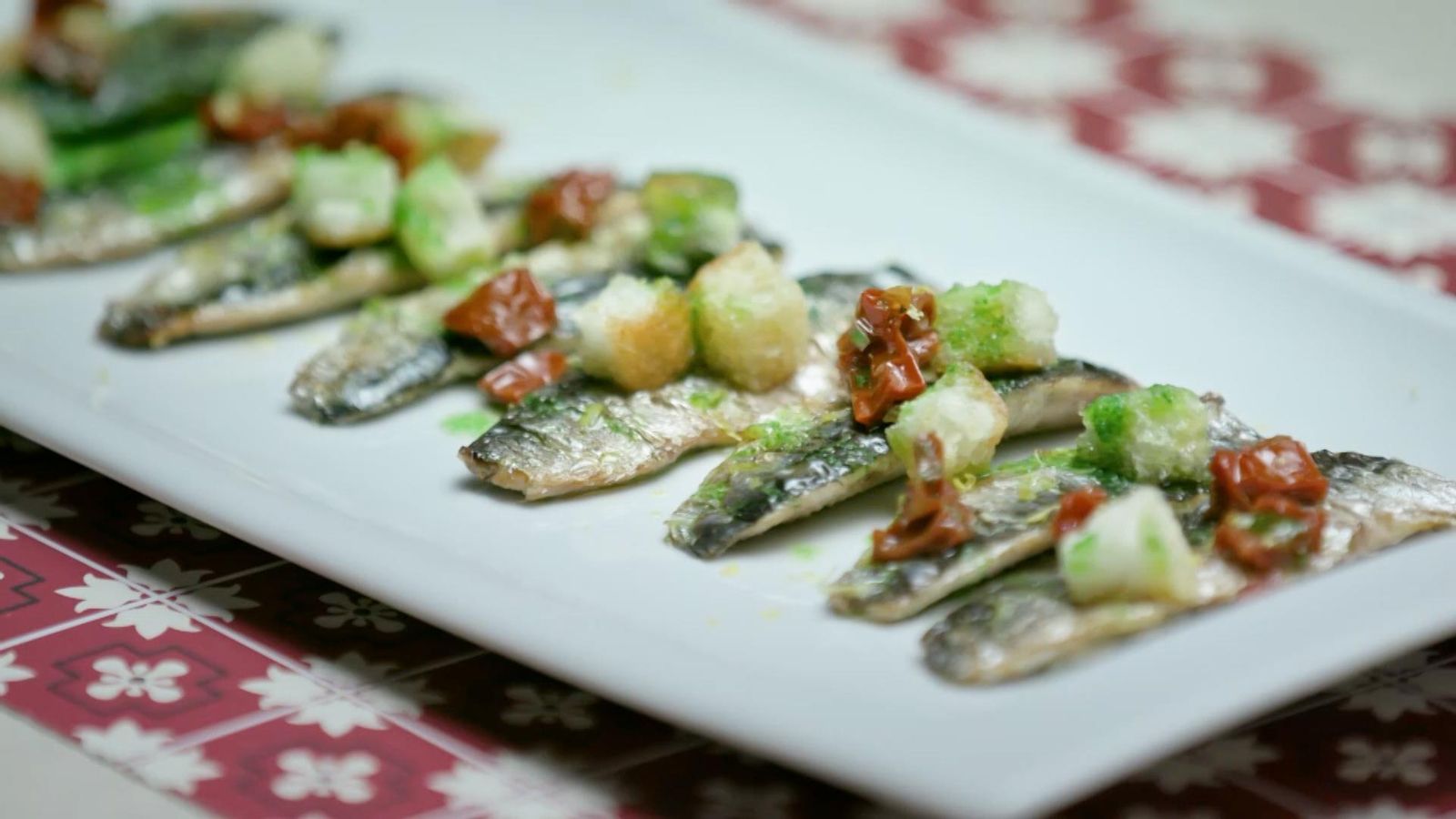 Sardines, tomaca seca, oli de les espines i pa cruixent