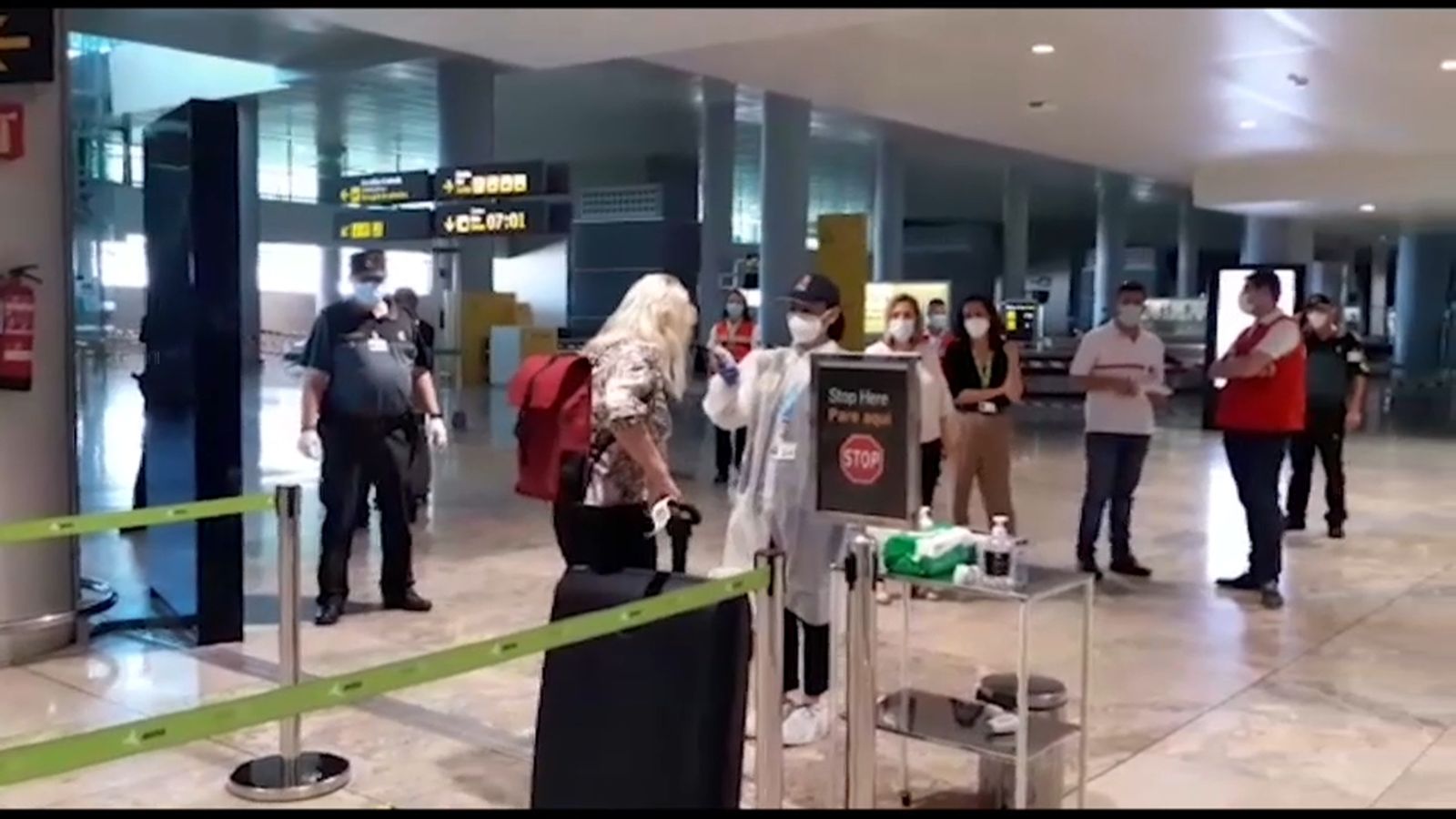 En baixar de l'avió es pren la temperatura als viatgers i viatgeres