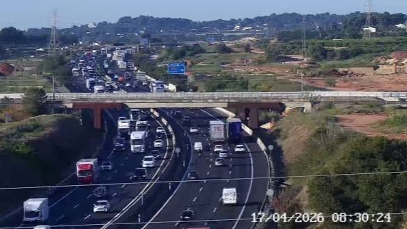 L'A-7, al nord de l'àrea metropolitana de València, amb acumulació de trànsit en sentit Alacant este divendres