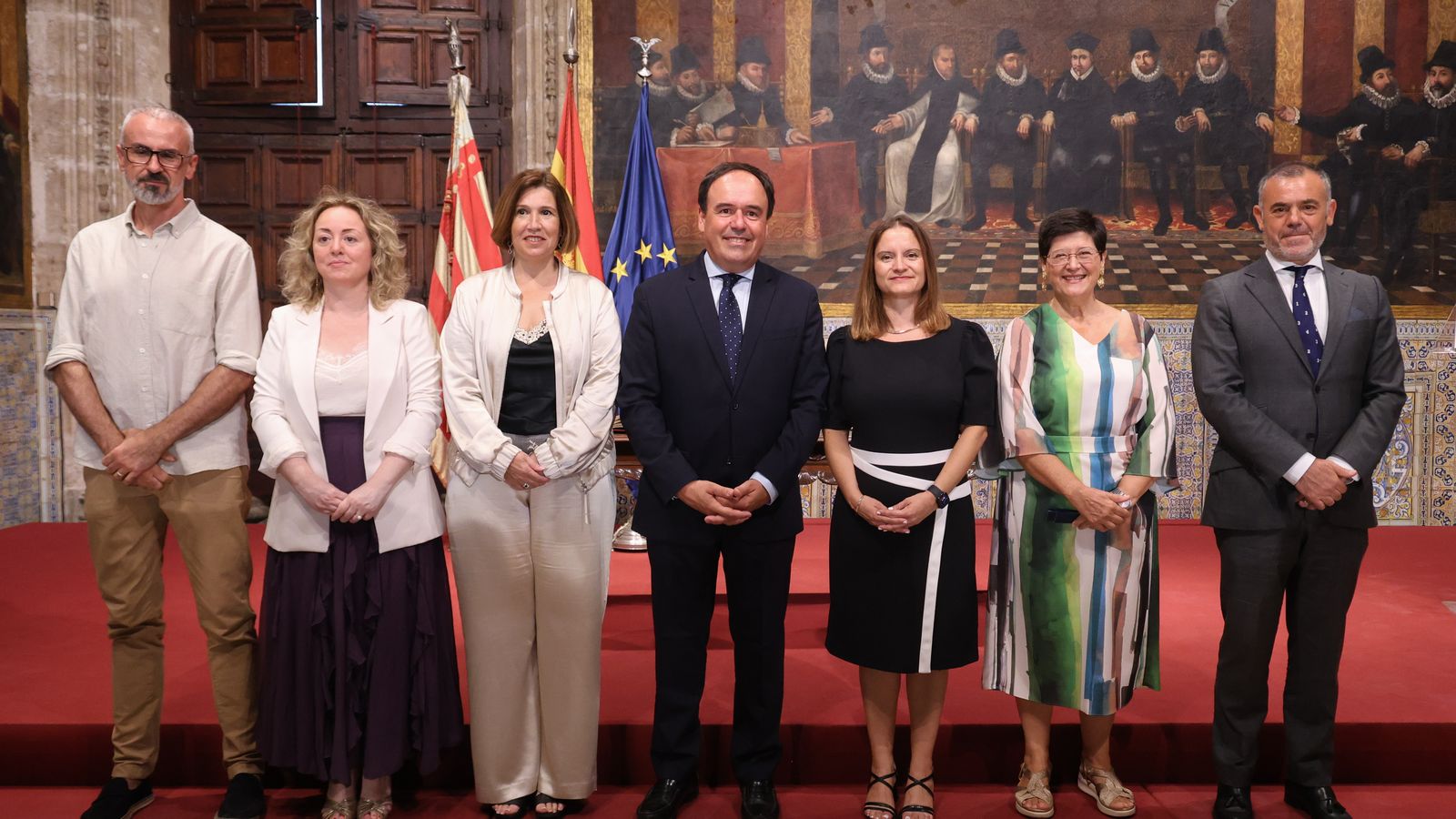 El president Pérez Llorca amb la nova Junta de Govern de l'AVL