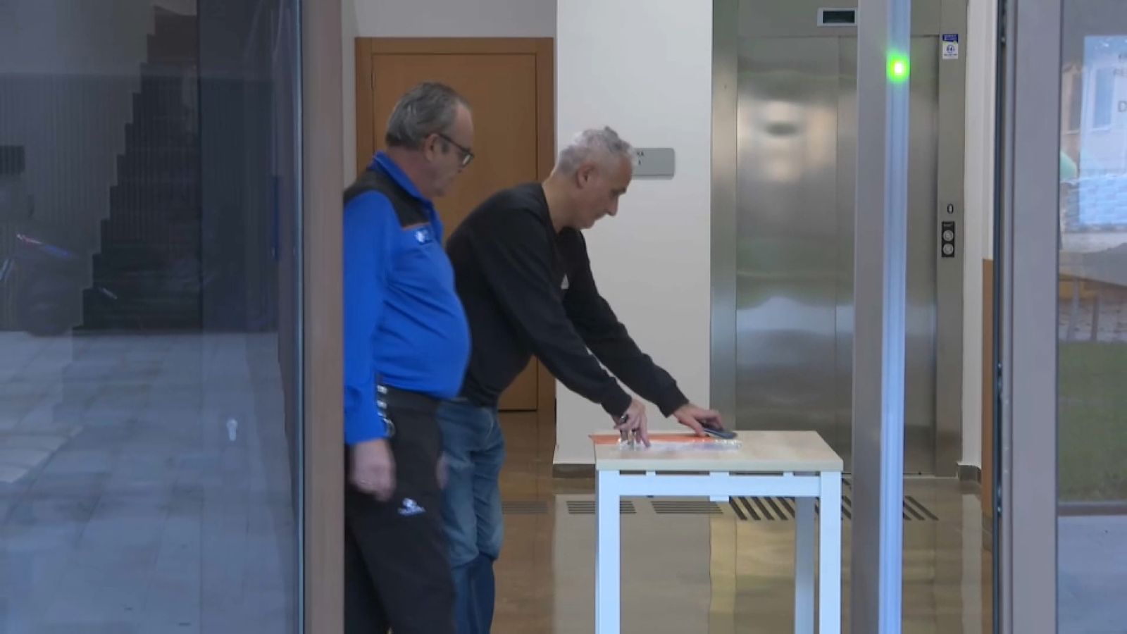 El funcionari (de negre) en el registre per a accedir al jutjat de Catarroja