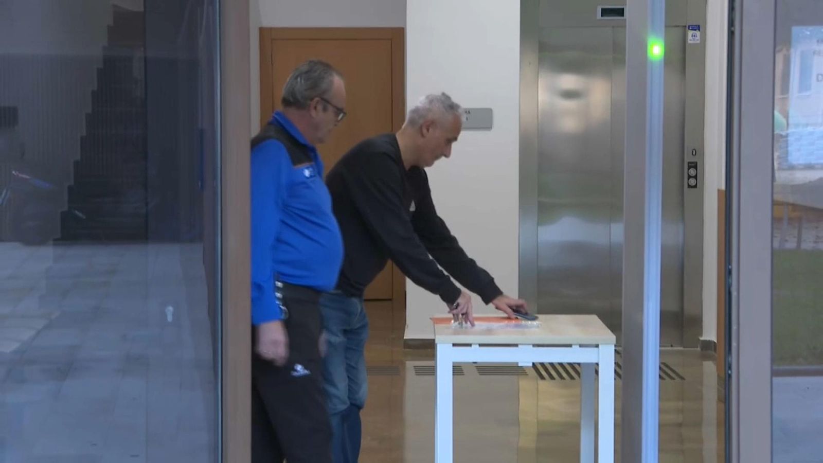 El funcionari (de negre), en el registre per a accedir al jutjat de Catarroja El funcionari (de negre) en el registre per a accedir al jutjat de Catarroja