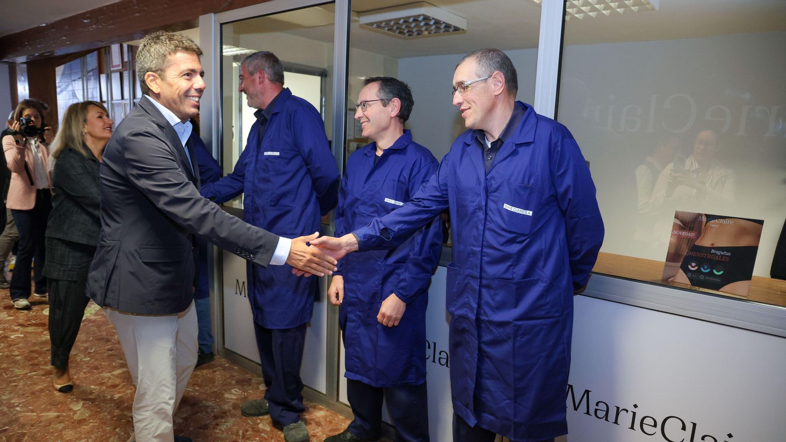 Mazón i Montes en la seua visita a la fàbrica de Marie Claire