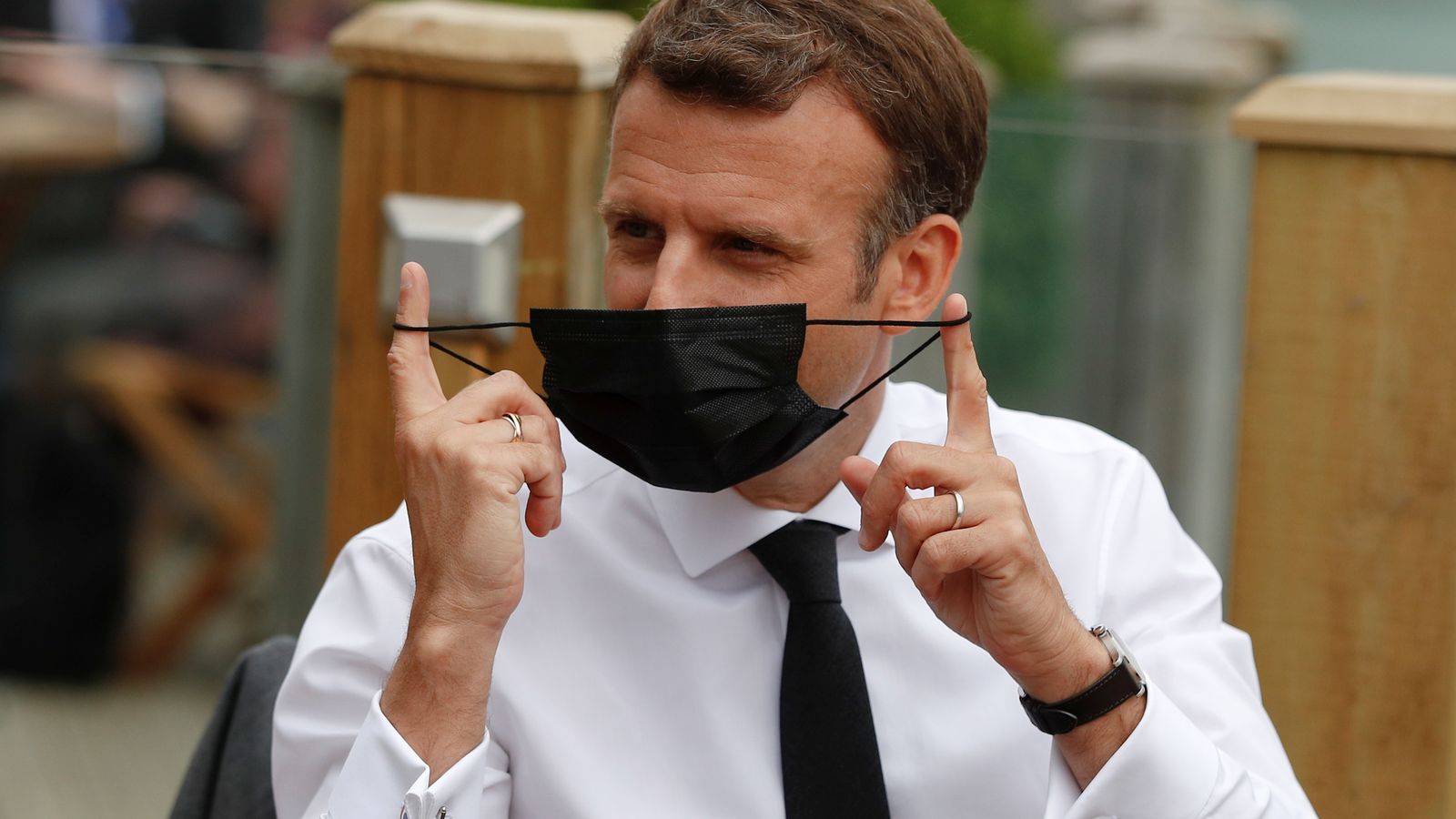 El president francés, Emmanuel Macron, es lleva la mascareta