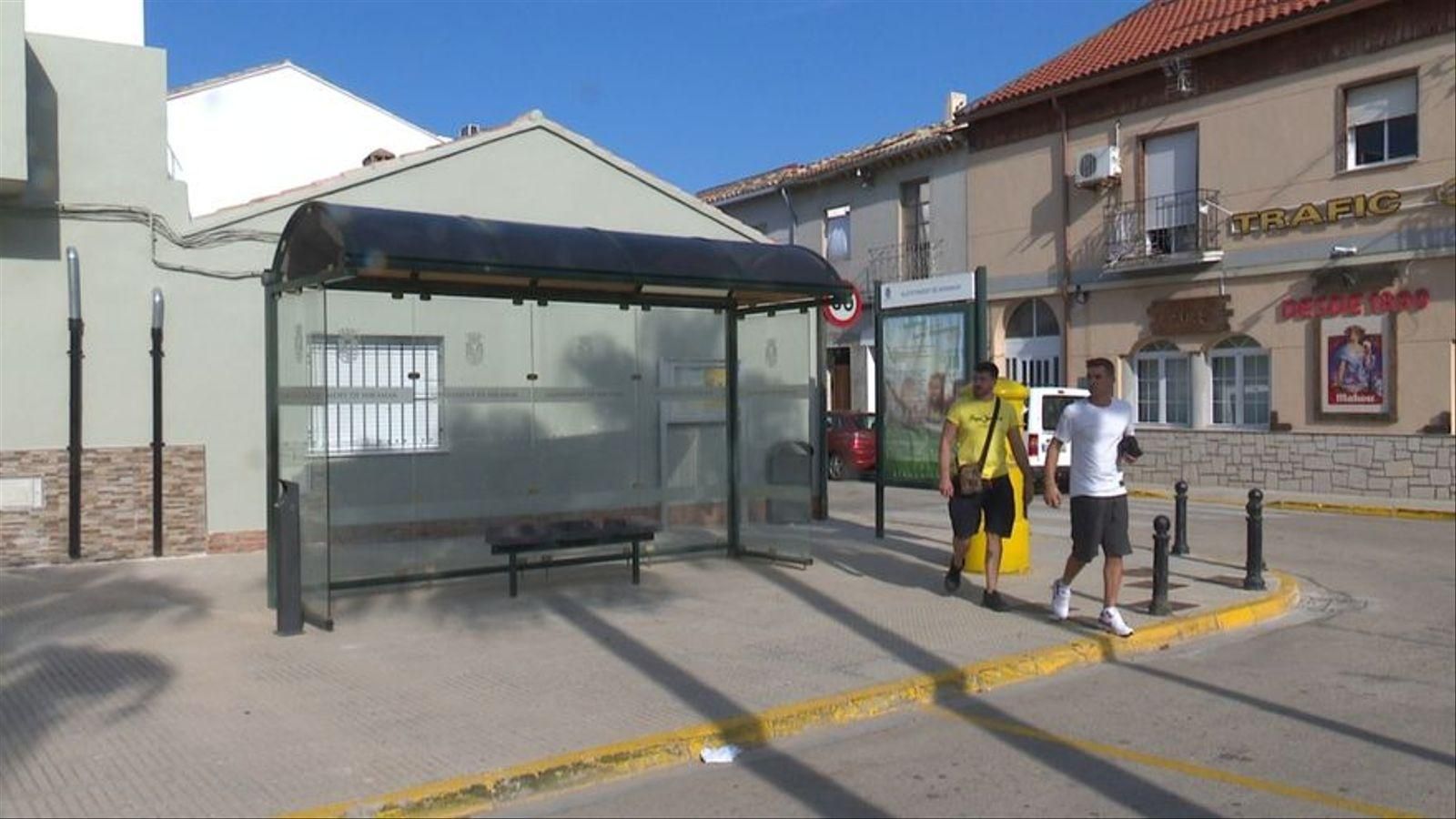 Una de les parades d'autobús on l'estudiantat agafa el transport escolar de Monbús