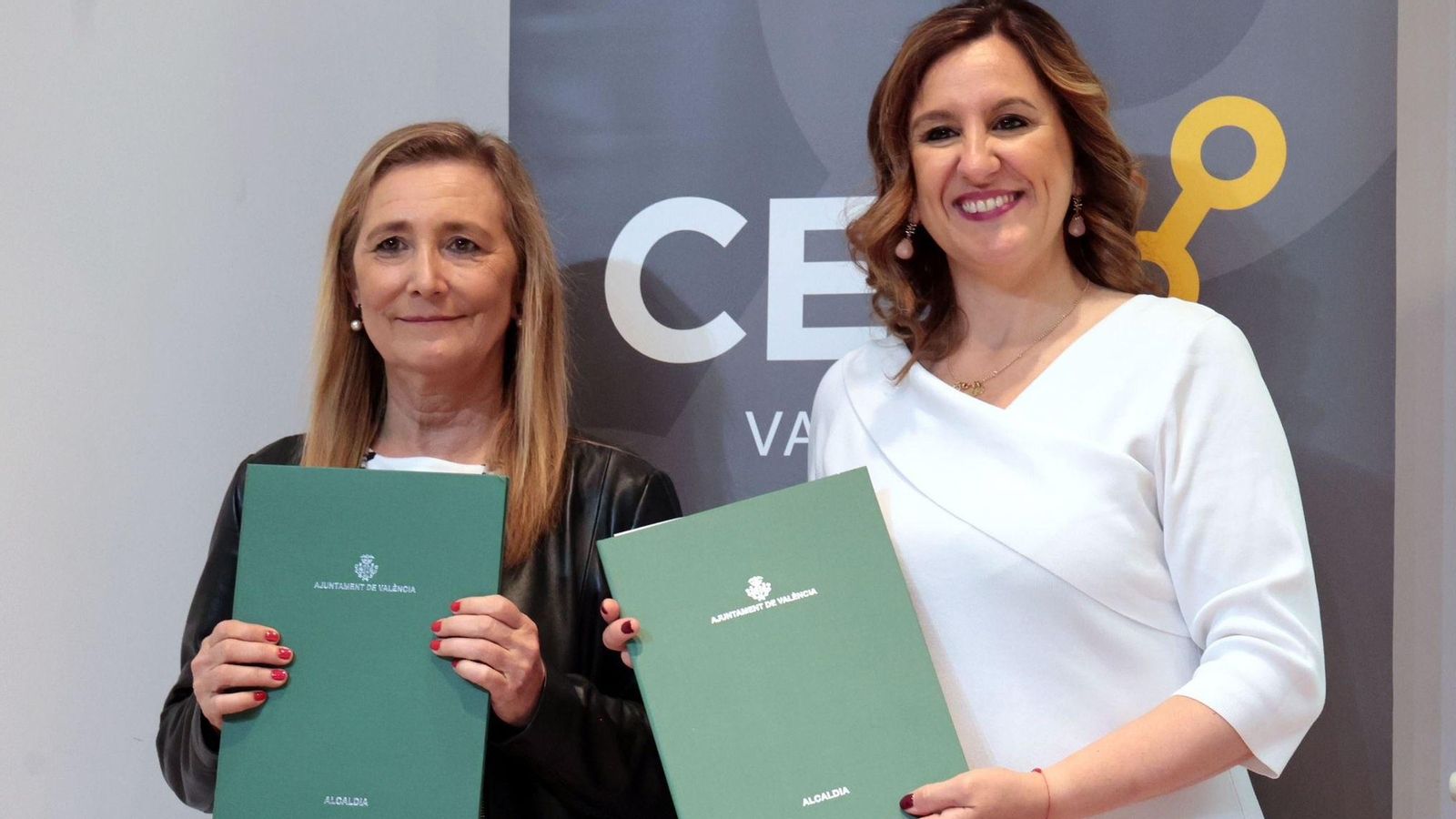La presidenta de CEV València, Eva Blasco, amb l'alcaldessa de València, María José Catalá