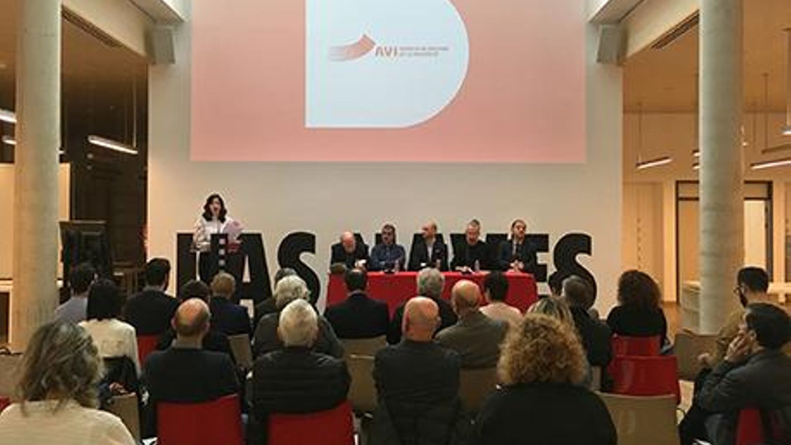 En imatge, la roda de premsa on l'ADCV ha presentat l'informe