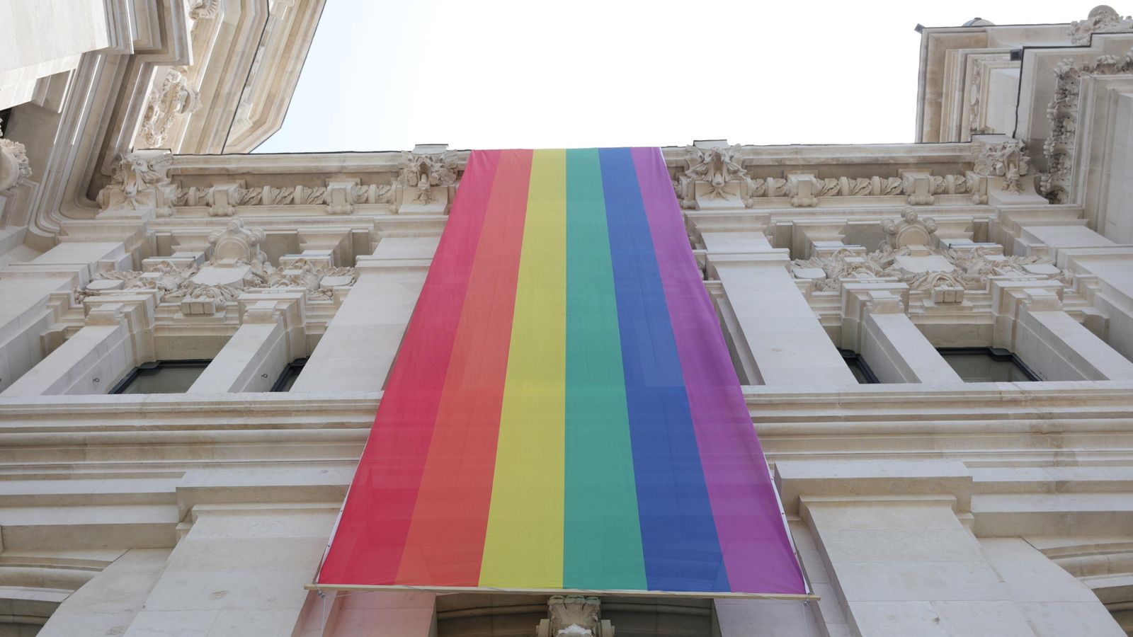 La bandera LGTBI, en la part esquerra de la façana de l’Ajuntament de Madrid, en una imatge de 2019