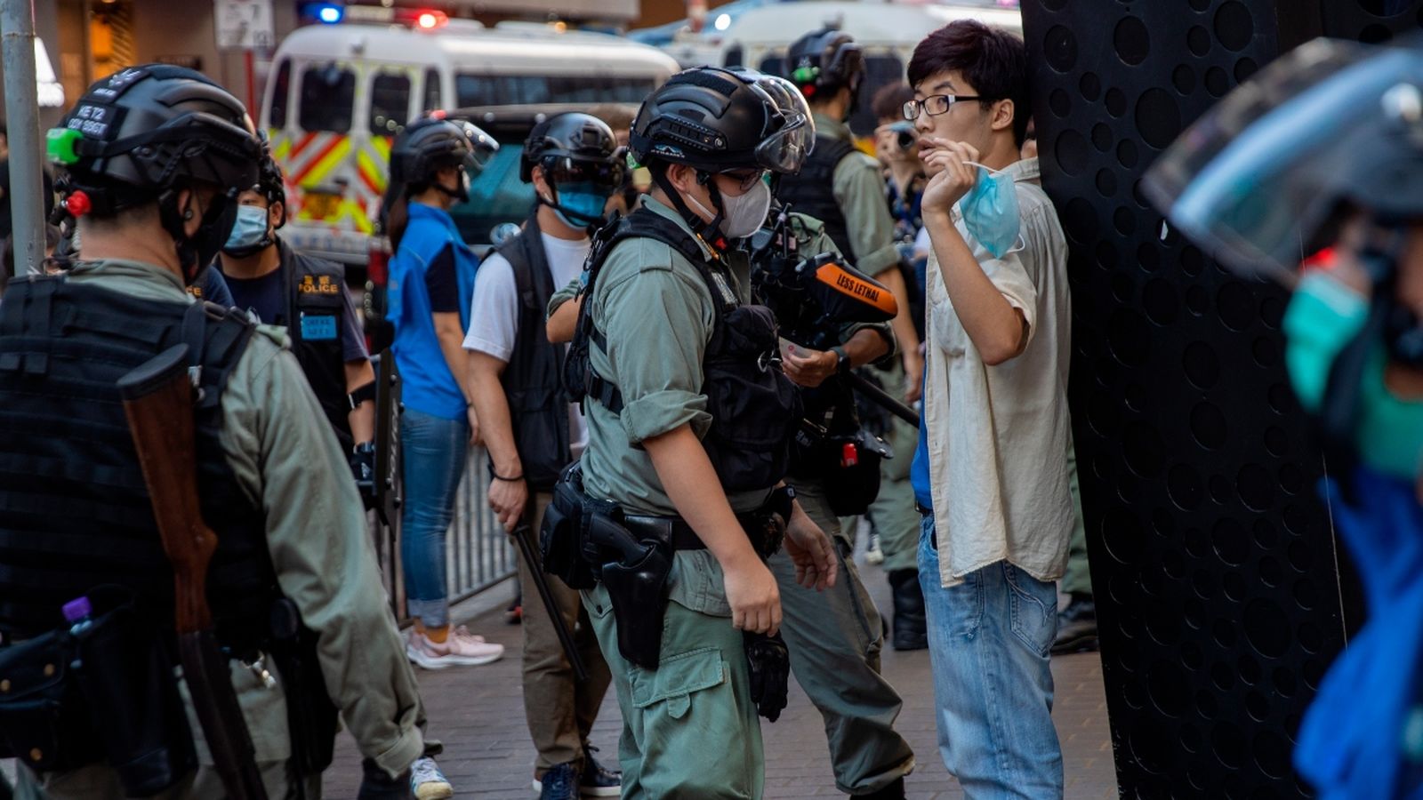 La policia deté a un home durant una marxa silenciosa contra la llei de seguretat nacional, el passat 28 de juny a Hong Kong