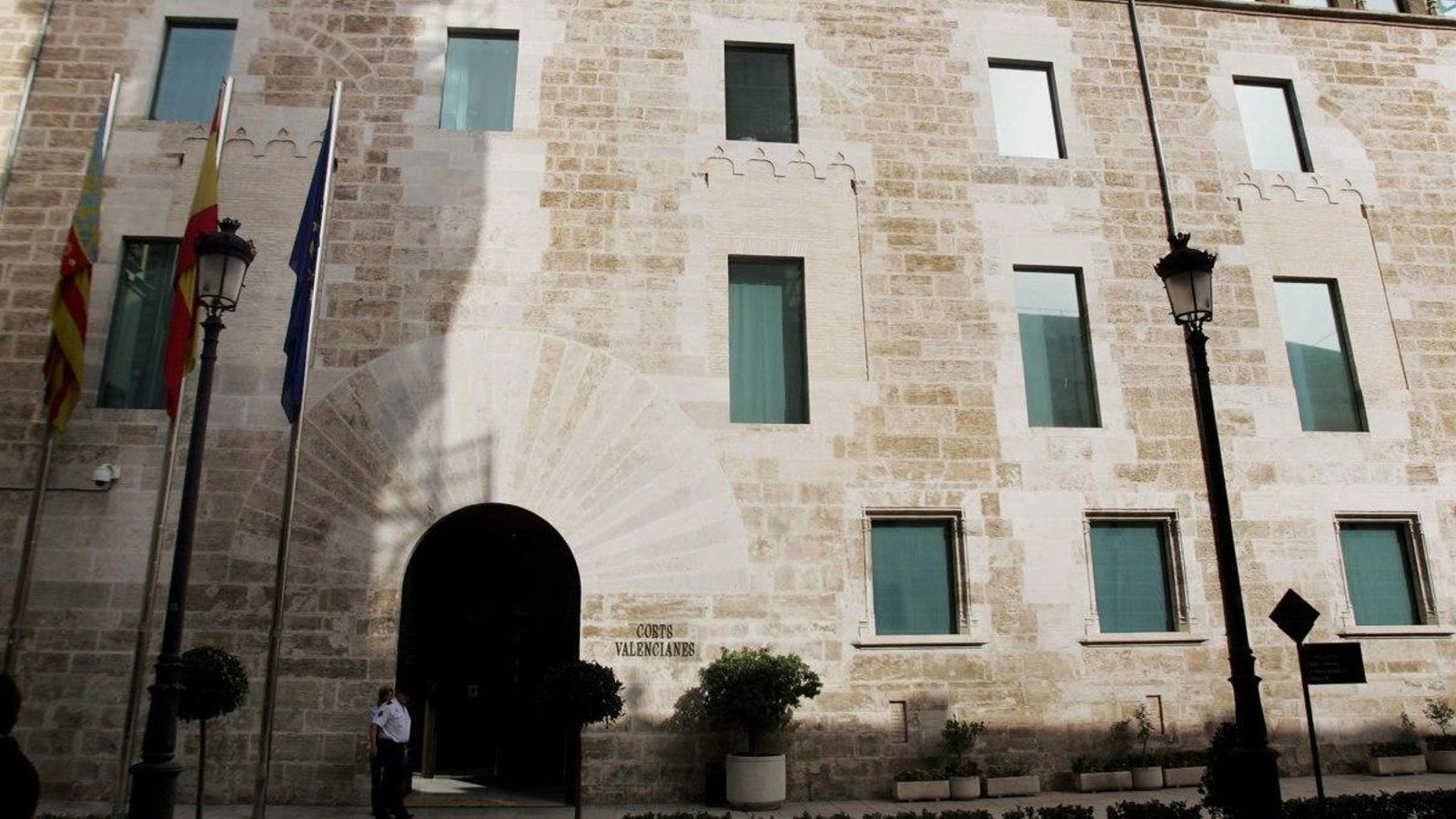 Un centenar d\'entitats es concentren davant de les Corts per a reclamar que es recupere el dret civil valencià
