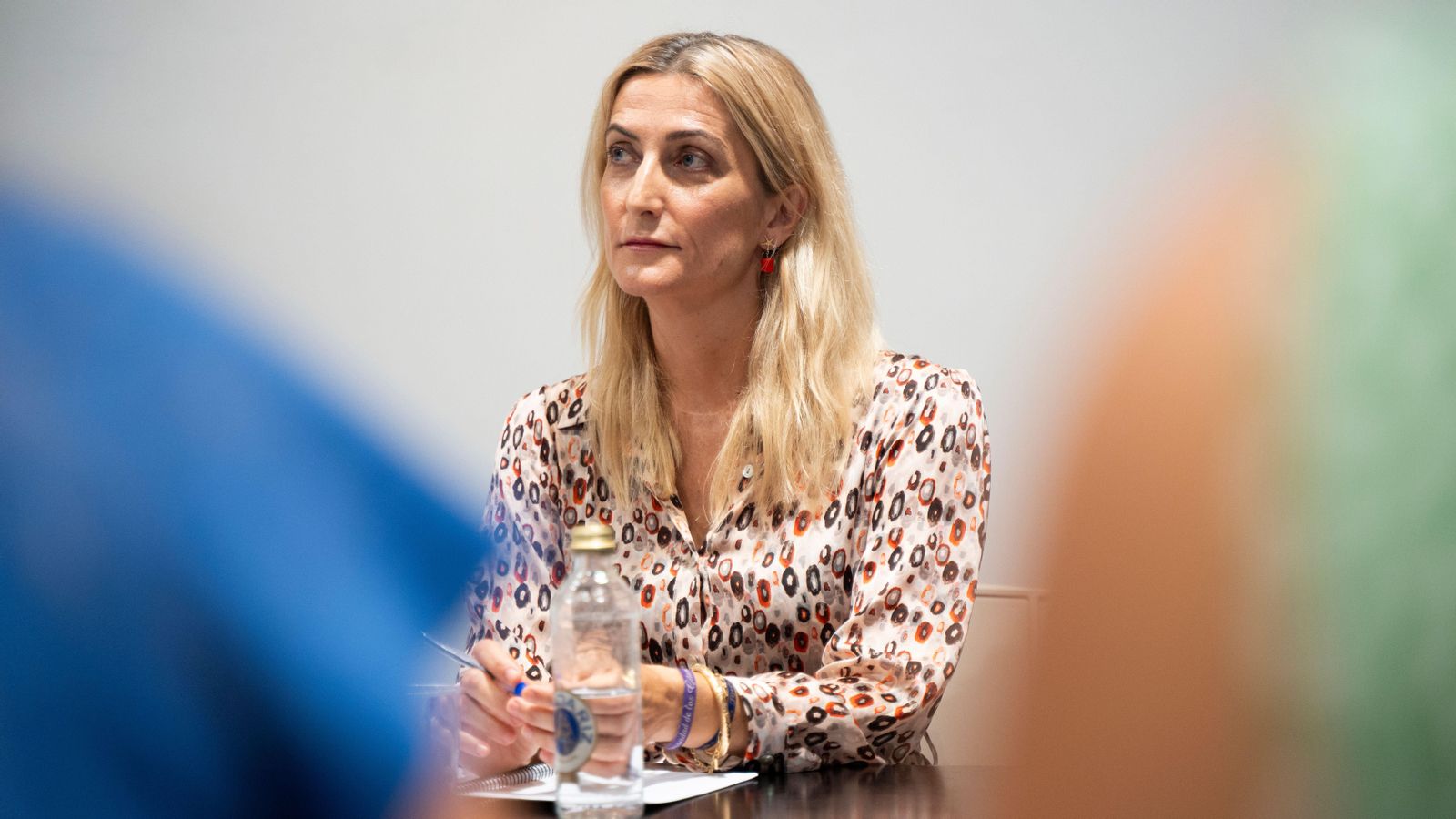 La directora de Personal Docent, Sonia Sancho, durant una roda de premsa