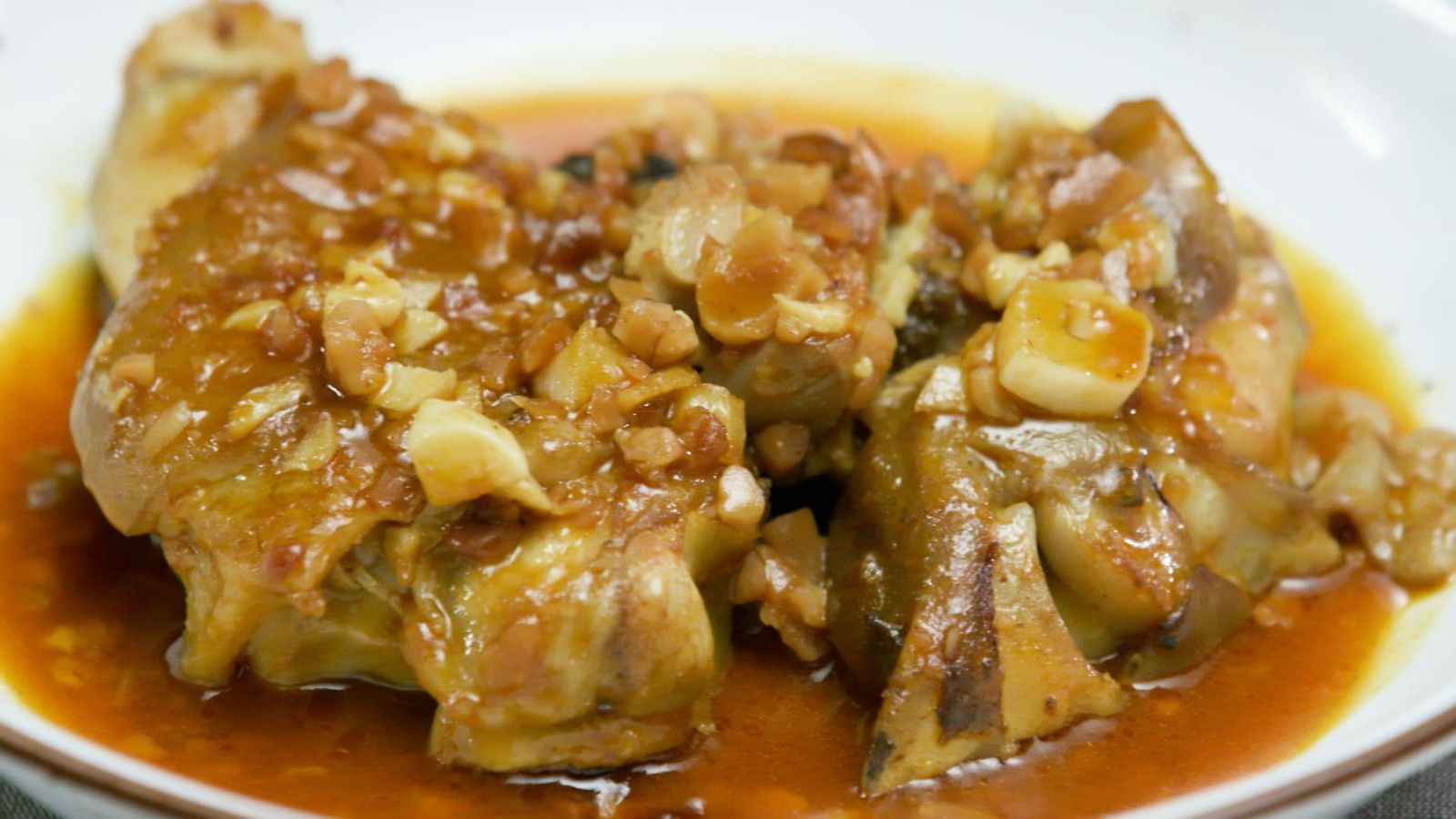 Allipebre de manetes de porc