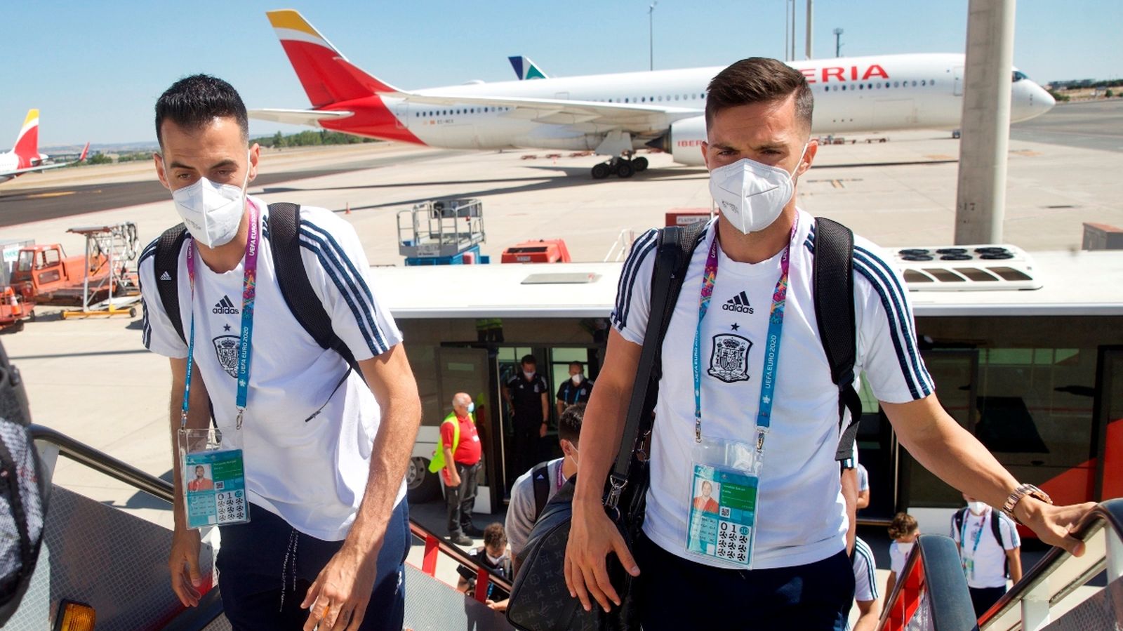 Luis Enrique a l'avió en Línia de fons