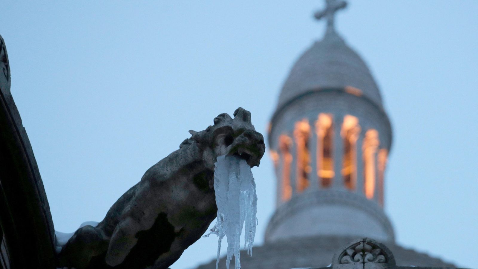 Gel a la boca d'una gàrgola prop de la basílica del Sagrat Cor a París